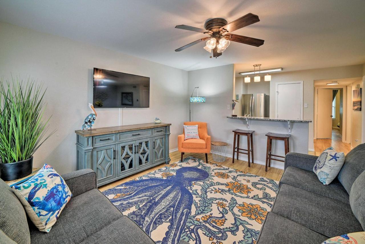 Apartment With Pool Access, Walk To Corpus Christi