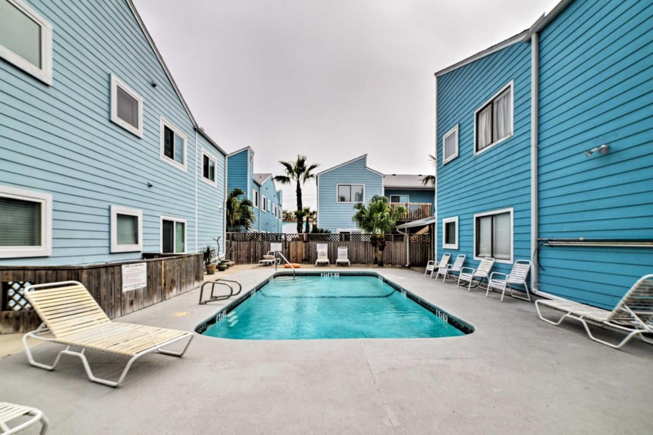 Apartment With Pool Access, Walk To Corpus Christi