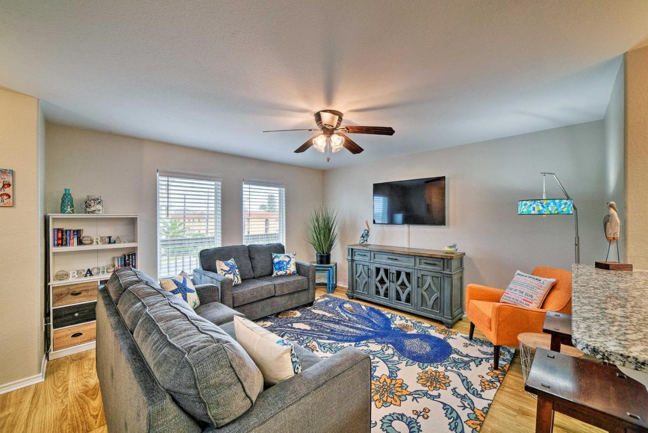 Apartment With Pool Access, Walk To