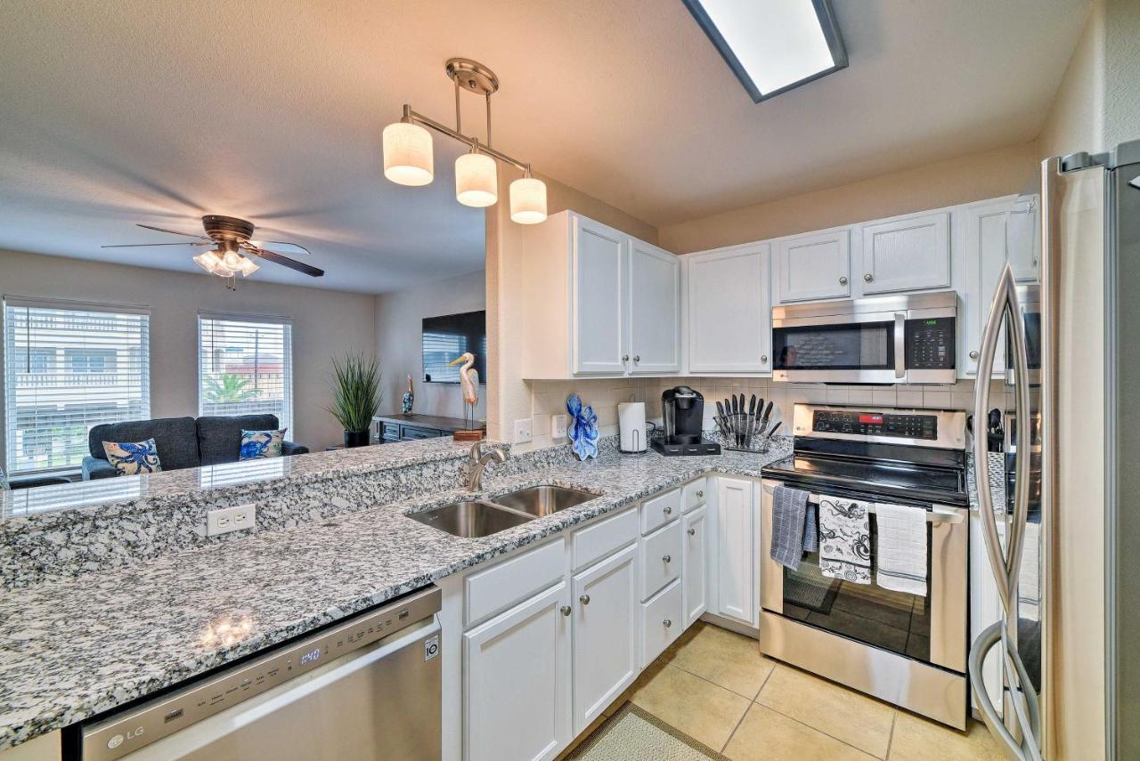 Apartment With Pool Access, Walk To Corpus Christi